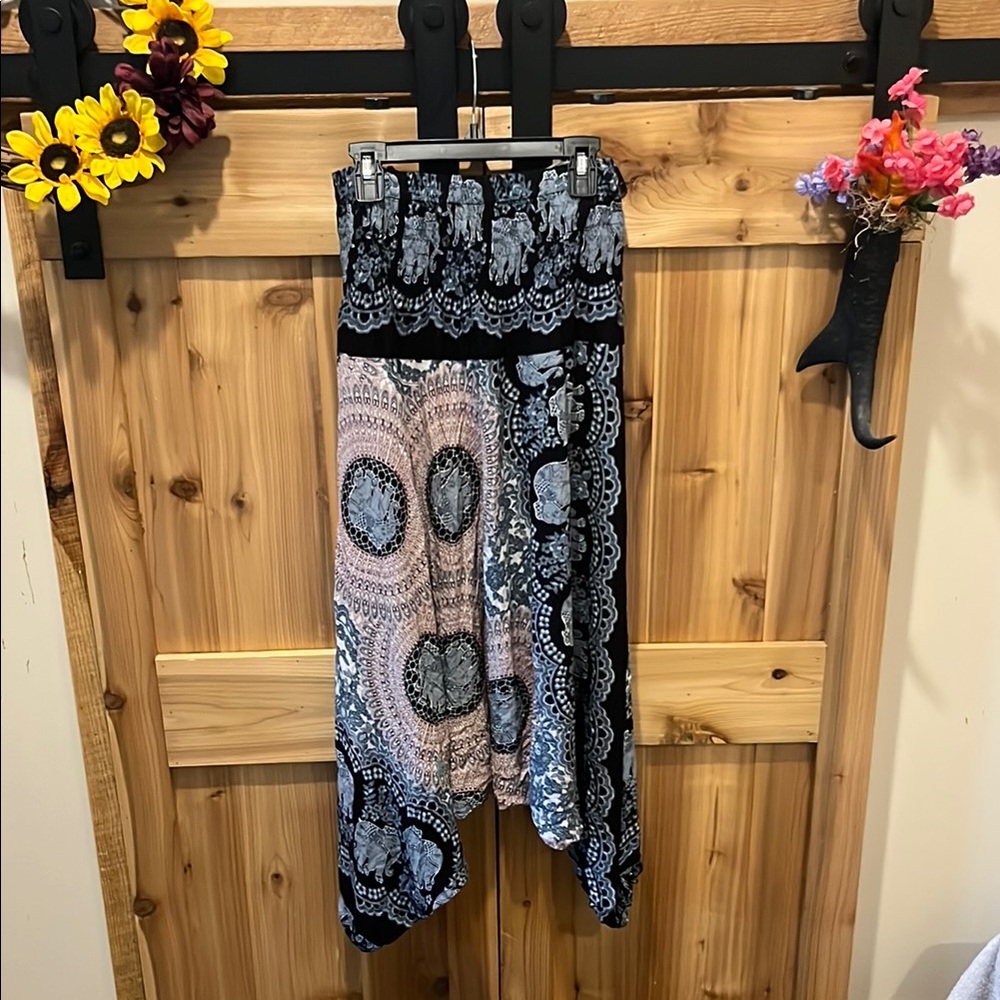The Elephant Pant Paisley Print Cropped Elastic-Waist Pants - Black, Pink, Blue